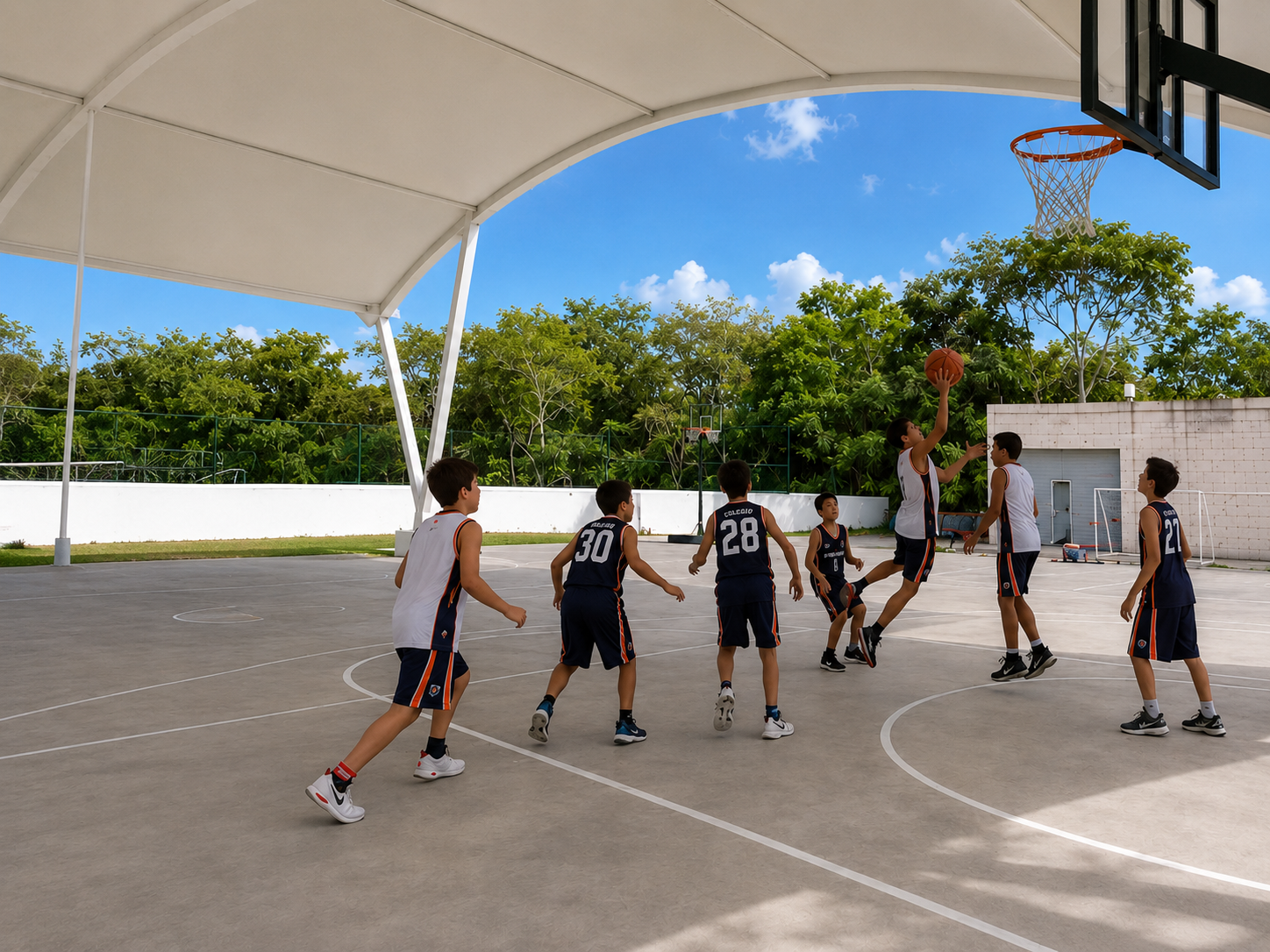Alumnos jugando basquetbol en la cancha techada del Colegio Teresiano Cabo Norte